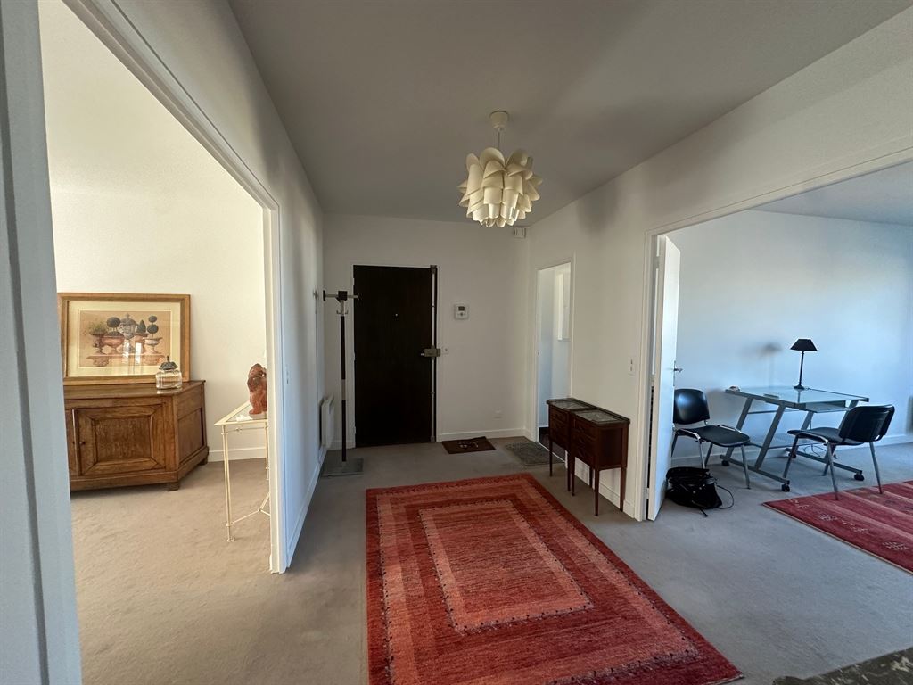 Appartement T5 traversant avec balcon, garage et ascenseur – Centre de Reims – REIMS CENTRE